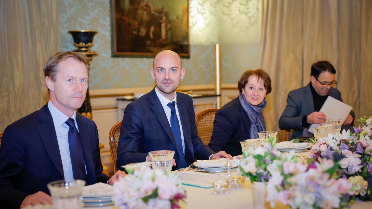 التقى وزير الخارجية والمغتربين، السيد أسعد حسن الشيباني، نظيره الفرنسي السيد جان نويل بارو في العاصمة الفرنسية باريس