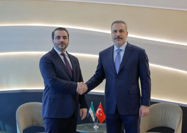 وزير الخارجية والمغتربين السيد أسعد حسن الشيباني يلتقي نظيره التركي السيد هاكان فيدان في العاصمة الفرنسية باريس