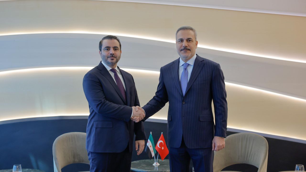 وزير الخارجية والمغتربين السيد أسعد حسن الشيباني يلتقي نظيره التركي السيد هاكان فيدان في العاصمة الفرنسية باريس