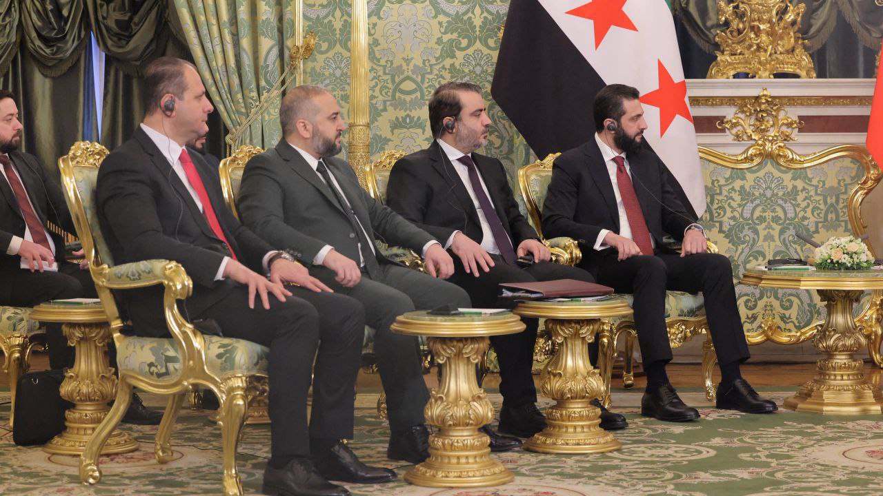 فخامة رئيس الجمهورية السيد أحمد الشرع، يرافقه وزير الخارجية والمغتربين السيد أسعد حسن الشيباني، ووزير الدفاع اللواء مرهف أبو قصرة، يلتقي الرئيس الروسي السيد فلاديمير بوتين وكبار المسؤولين في قصر الكرملين بالعاصمة موسكو