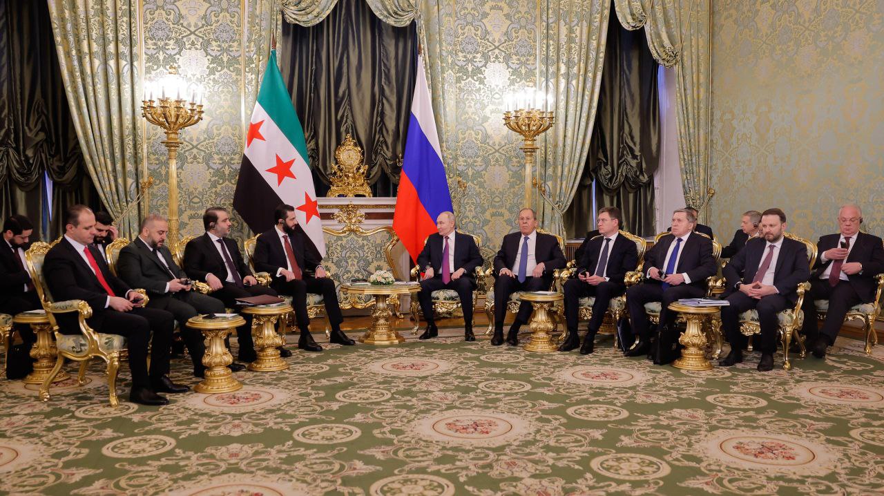 فخامة رئيس الجمهورية السيد أحمد الشرع، يرافقه وزير الخارجية والمغتربين السيد أسعد حسن الشيباني، ووزير الدفاع اللواء مرهف أبو قصرة، يلتقي الرئيس الروسي السيد فلاديمير بوتين وكبار المسؤولين في قصر الكرملين بالعاصمة موسكو