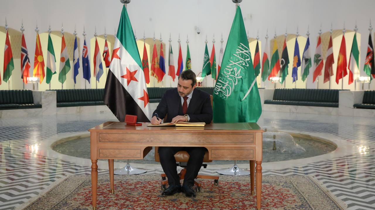 معالي وزير الخارجية السيد أسعد الشيباني يلتقي بسمو الأمير فيصل بن فرحان وزير خارجية المملكة العربية السعودية في العاصمة الرياض.