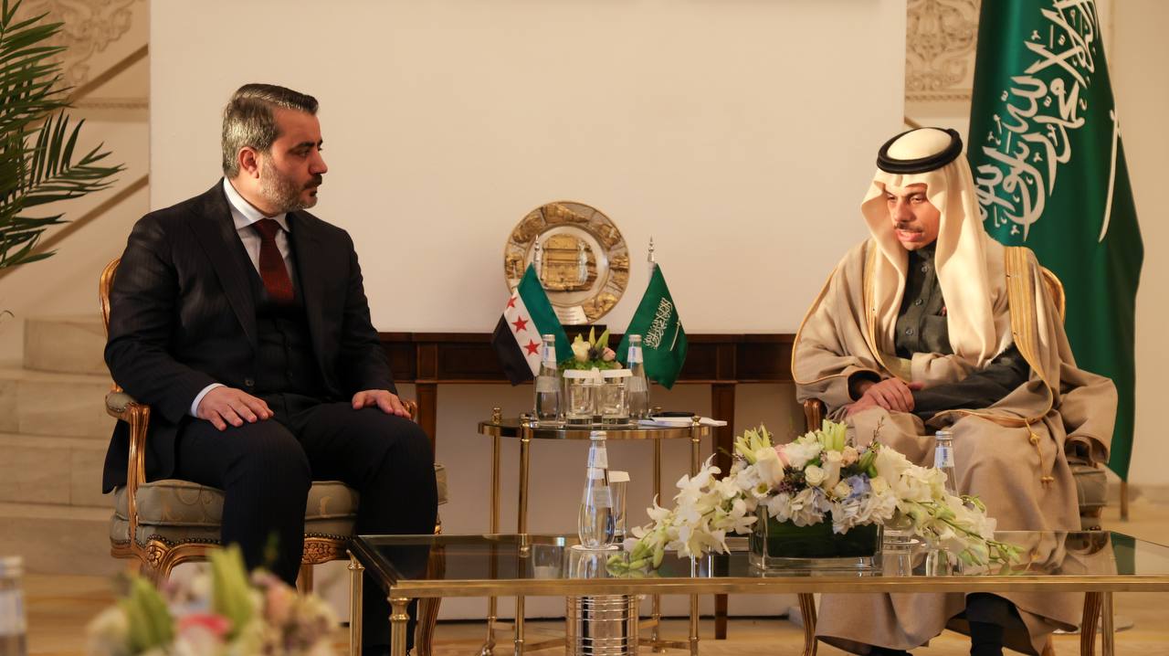 معالي وزير الخارجية السيد أسعد الشيباني يلتقي بسمو الأمير فيصل بن فرحان وزير خارجية المملكة العربية السعودية في العاصمة الرياض.