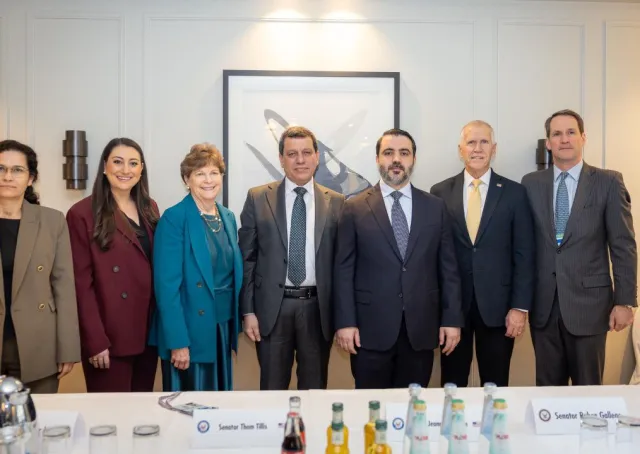 اجتمع الوفد السوري برئاسة وزير الخارجية والمغتربين السيد أسعد حسن الشيباني، بعددٍ من أعضاء الكونغرس الأمريكي برئاسة السيناتور جين شاهين