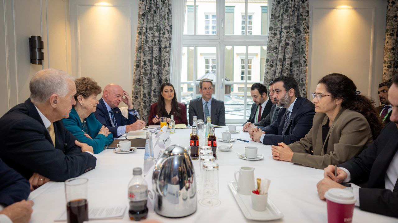 اجتمع الوفد السوري برئاسة وزير الخارجية والمغتربين السيد أسعد حسن الشيباني، بعددٍ من أعضاء الكونغرس الأمريكي برئاسة السيناتور جين شاهين