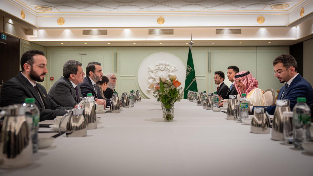 التقى وزير الخارجية والمغتربين السيد أسعد حسن الشيباني بوزير خارجية المملكة العربية السعودية سمو الأمير فيصل بن فرحان آل سعود