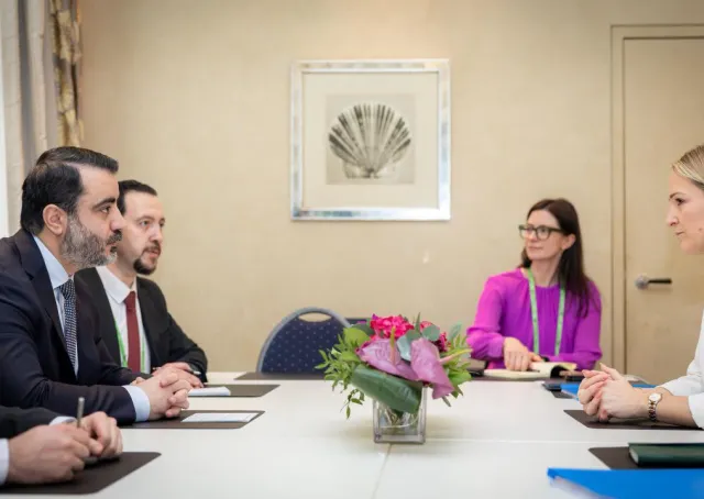 التقى وزير الخارجية والمغتربين السيد أسعد حسن الشيباني وزيرة الخارجية الإيرلندية هيلين مكينتي حيث أكد الجانبان على تعزيز التعاون والشراكة بين البلدين