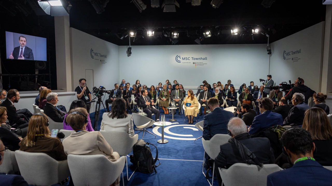 شارك وزير الخارجية والمغتربين السيد أسعد حسن الشيباني في جلسة حوارية بعنوان «الحفاظ عليها موحدة، مستقبل سوريا ما بعد الثورة»