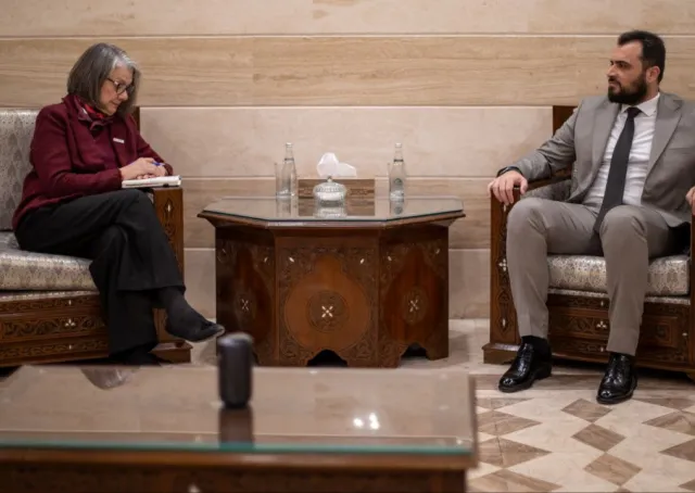 التقى مدير إدارة التعاون الدولي في وزارة الخارجية والمغتربين السيد قتيبة قاديش برئيسة الاتحاد الدولي لجمعيات الصليب الأحمر والهلال الأحمر السيدة كيت فوربس