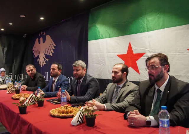 اجتمع وفد تقني من وزارة الخارجية والمغتربين، ضمّ مدير الإدارة القنصلية السيد محمد العمر ومدير إدارة شؤون المغتربين السيد محمد عبد السلام، بعدد من أبناء الجالية السورية في العاصمة البلجيكية بروكسل