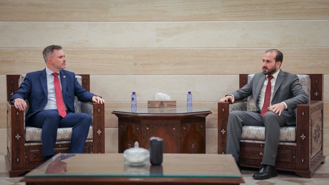 استقبل مدير الإدارة القنصلية في وزارة الخارجية والمغتربين، السفير الكندي لدى الجمهورية العربية السورية