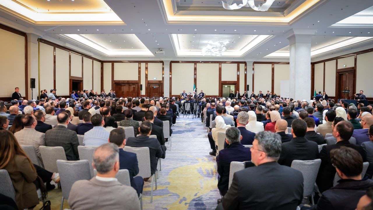 التقى فخامة رئيس الجمهورية العربية السورية ووزير الخارجية والمغتربين، وبحضور عدد من الوزراء والمسؤولين، بعدد من أبناء الجالية السورية في برلين