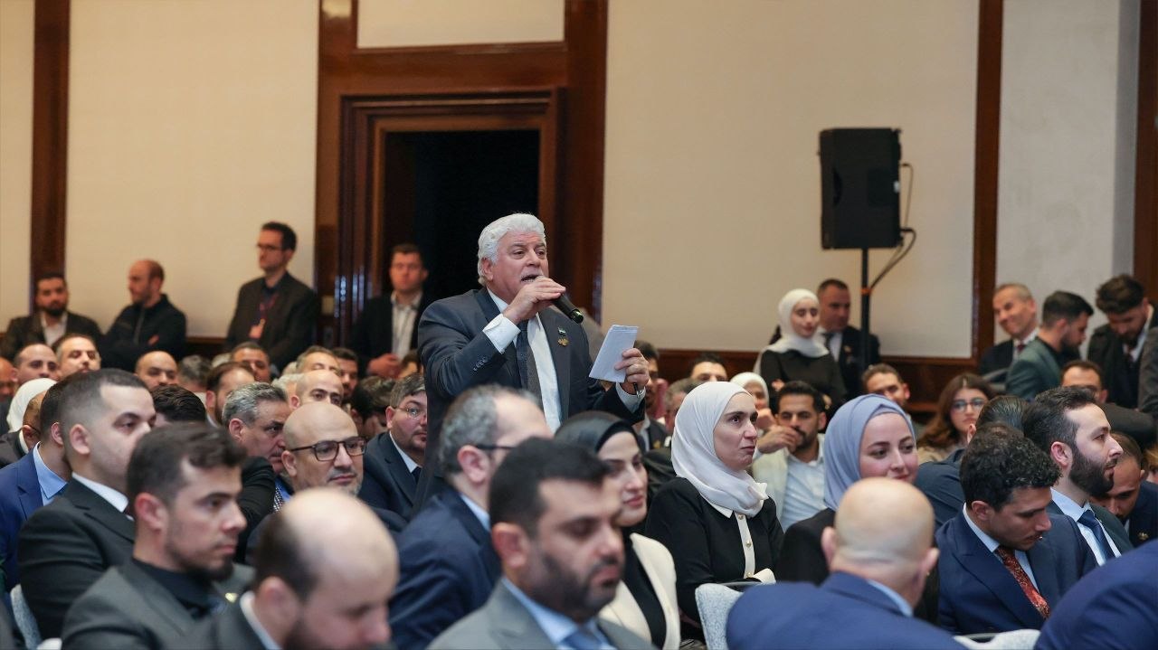 التقى فخامة رئيس الجمهورية العربية السورية ووزير الخارجية والمغتربين، وبحضور عدد من الوزراء والمسؤولين، بعدد من أبناء الجالية السورية في برلين