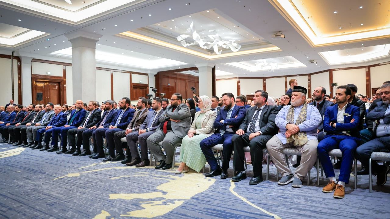 التقى فخامة رئيس الجمهورية العربية السورية ووزير الخارجية والمغتربين، وبحضور عدد من الوزراء والمسؤولين، بعدد من أبناء الجالية السورية في برلين