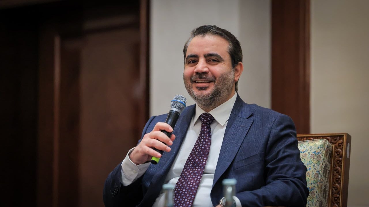 التقى فخامة رئيس الجمهورية العربية السورية ووزير الخارجية والمغتربين، وبحضور عدد من الوزراء والمسؤولين، بعدد من أبناء الجالية السورية في برلين