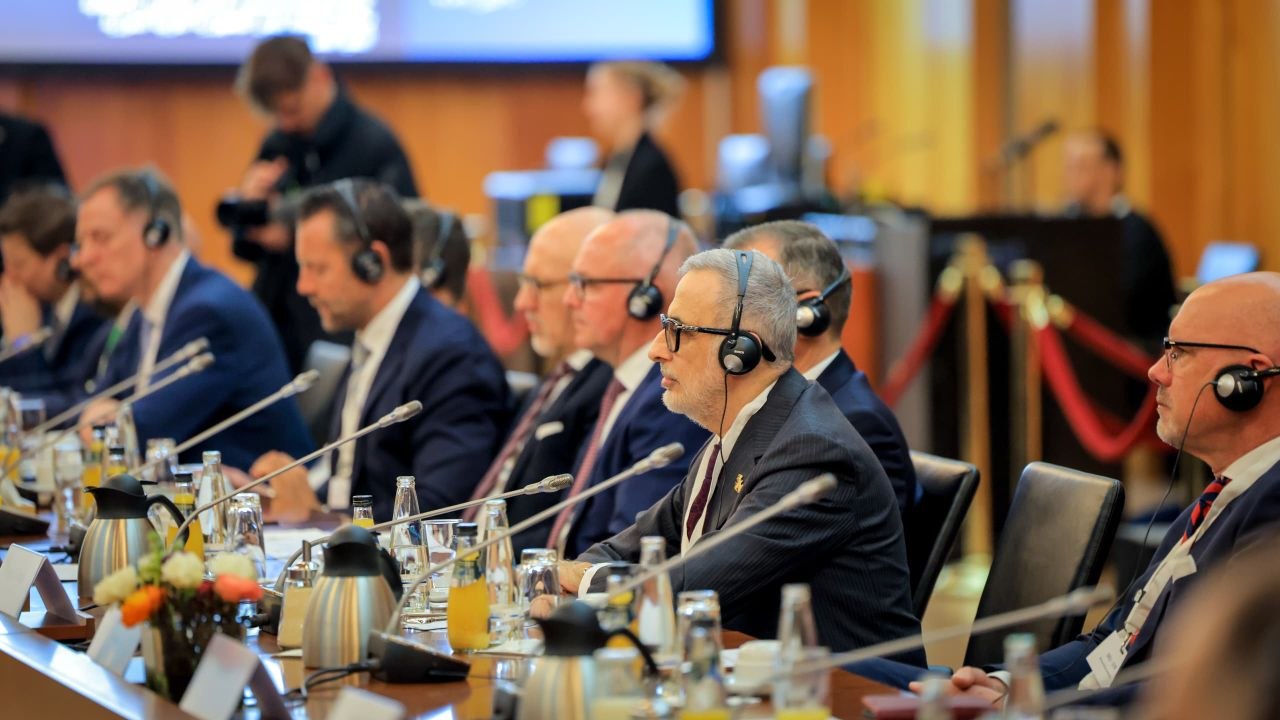 اجتمع فخامة رئيس الجمهورية العربية السورية برفقة وزير الخارجية والمغتربين والوفد الوزاري بمجموعة من الشركات الألمانية في العاصمة برلين