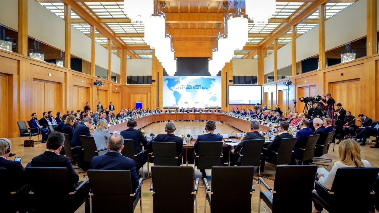 اجتمع فخامة رئيس الجمهورية العربية السورية برفقة وزير الخارجية والمغتربين والوفد الوزاري بمجموعة من الشركات الألمانية في العاصمة برلين