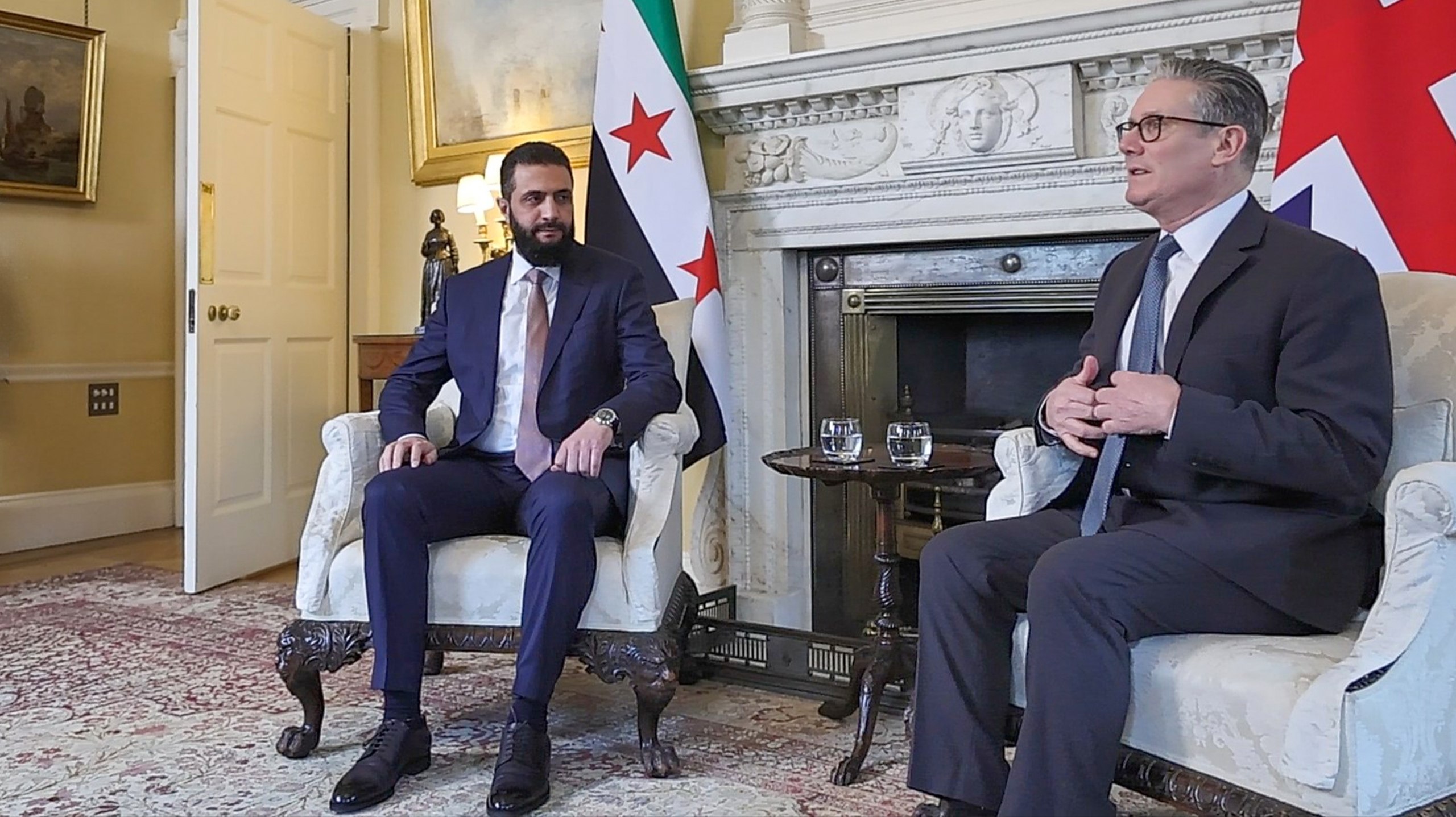 التقى السيد الرئيس أحمد الشرع رئيس وزراء المملكة المتحدة كير ستارمر  بحضور وزير الخارجية والمغتربين أسعد الشيباني ووزير الاقتصاد نضال الشعار