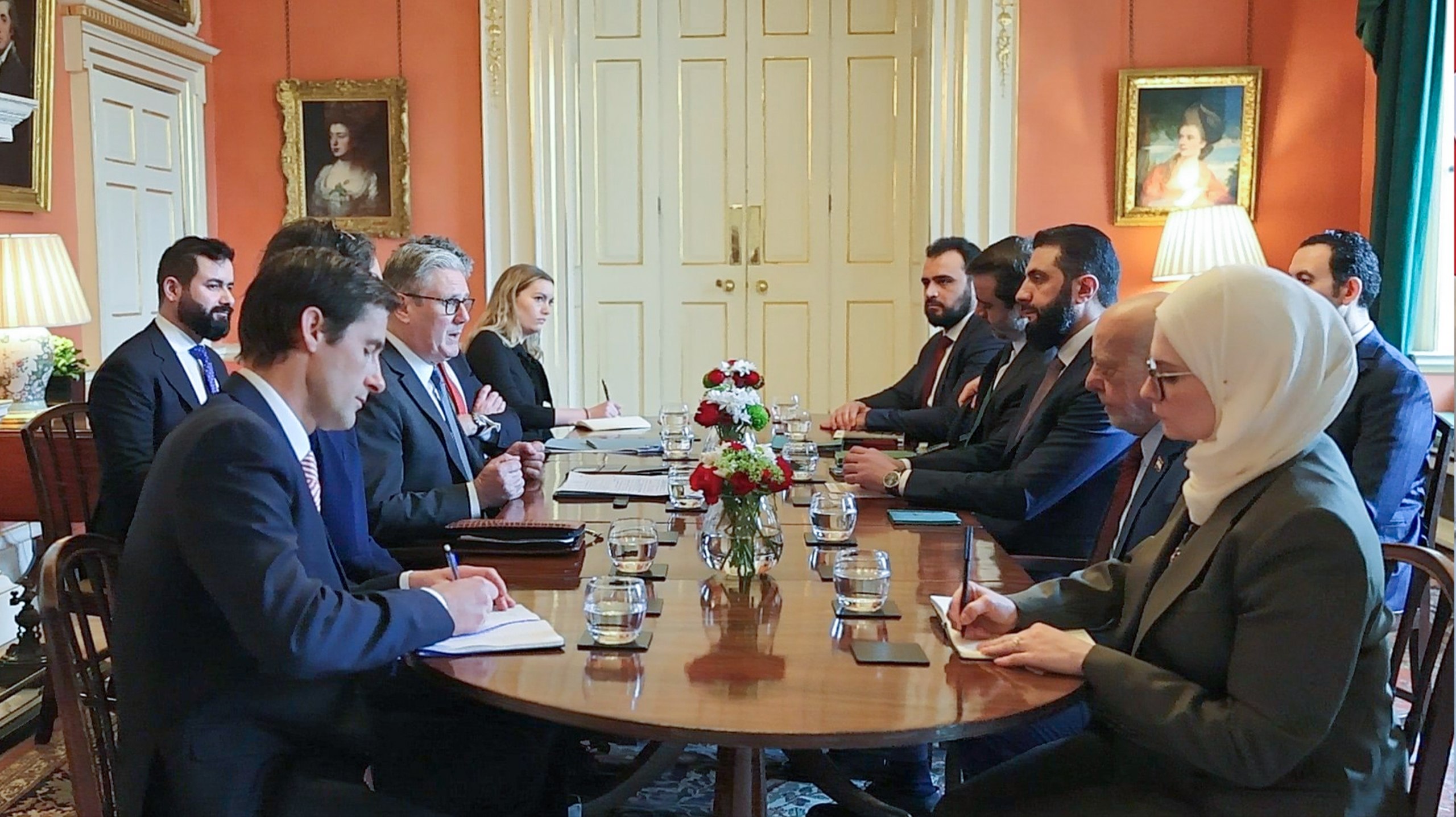 التقى السيد الرئيس أحمد الشرع رئيس وزراء المملكة المتحدة كير ستارمر  بحضور وزير الخارجية والمغتربين أسعد الشيباني ووزير الاقتصاد نضال الشعار