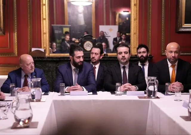 اجتمع فخامة رئيس الجمهورية العربية السورية برفقة وزير الخارجية والمغتربين والوفد الوزاري المرافق في العاصمة لندن مع ممثلين عن كبرى الشركات البريطانية ورجال الأعمال البريطانيين والسوريين
