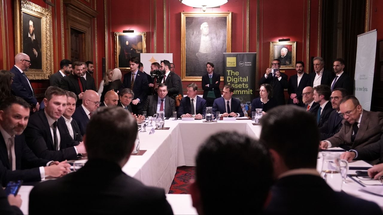 اجتمع فخامة رئيس الجمهورية العربية السورية برفقة وزير الخارجية والمغتربين والوفد الوزاري المرافق في العاصمة لندن مع ممثلين عن كبرى الشركات البريطانية ورجال الأعمال البريطانيين والسوريين