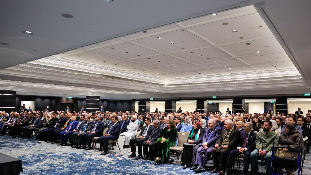 التقى فخامة رئيس الجمهورية العربية السورية ووزير الخارجية والمغتربين، وبحضور عدد من الوزراء والمسؤولين، بمجموعة من أبناء الجالية السورية في لندن 