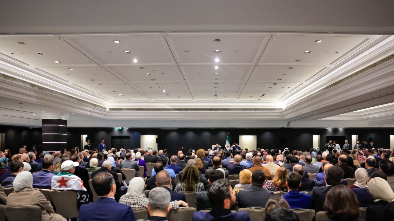 التقى فخامة رئيس الجمهورية العربية السورية ووزير الخارجية والمغتربين، وبحضور عدد من الوزراء والمسؤولين، بمجموعة من أبناء الجالية السورية في لندن 