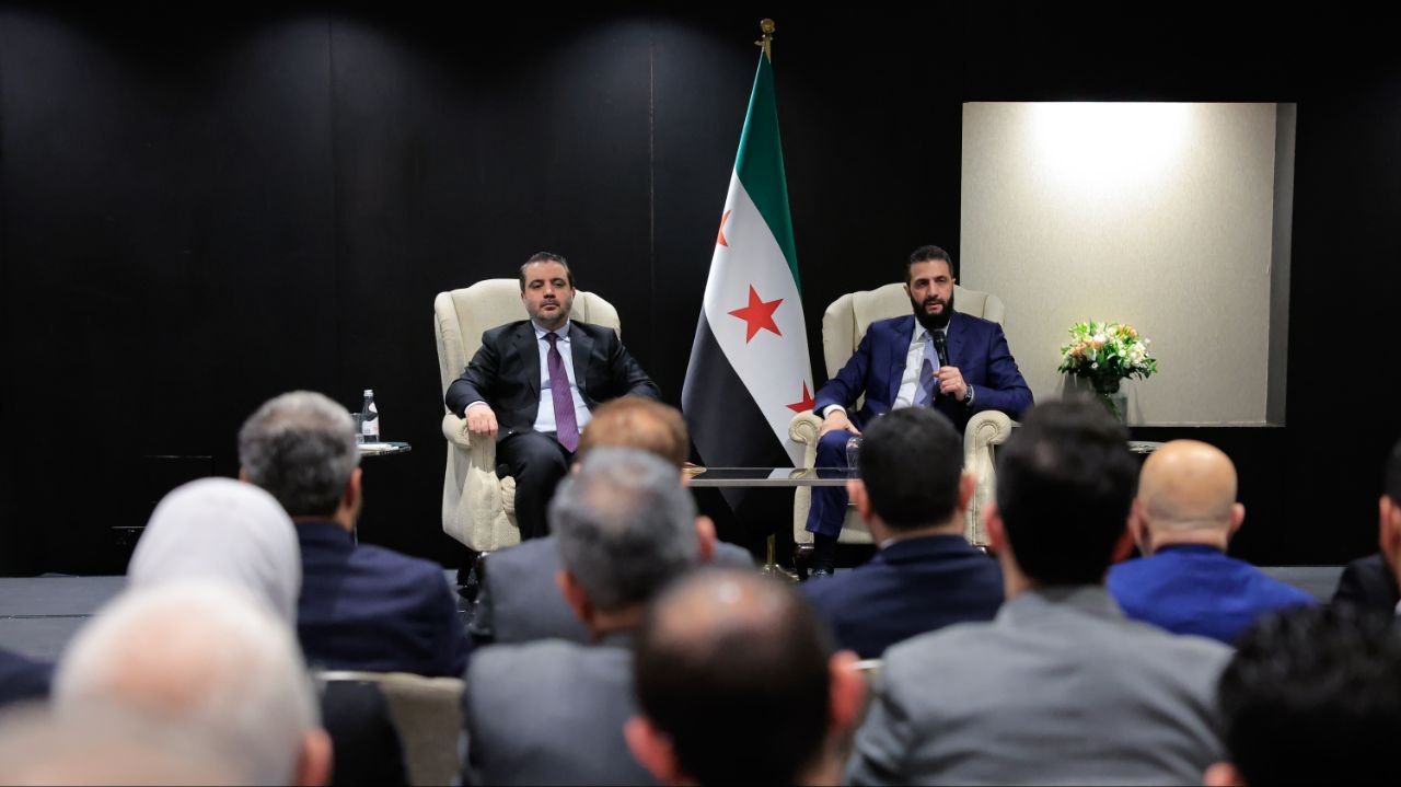 التقى فخامة رئيس الجمهورية العربية السورية ووزير الخارجية والمغتربين، وبحضور عدد من الوزراء والمسؤولين، بمجموعة من أبناء الجالية السورية في لندن 