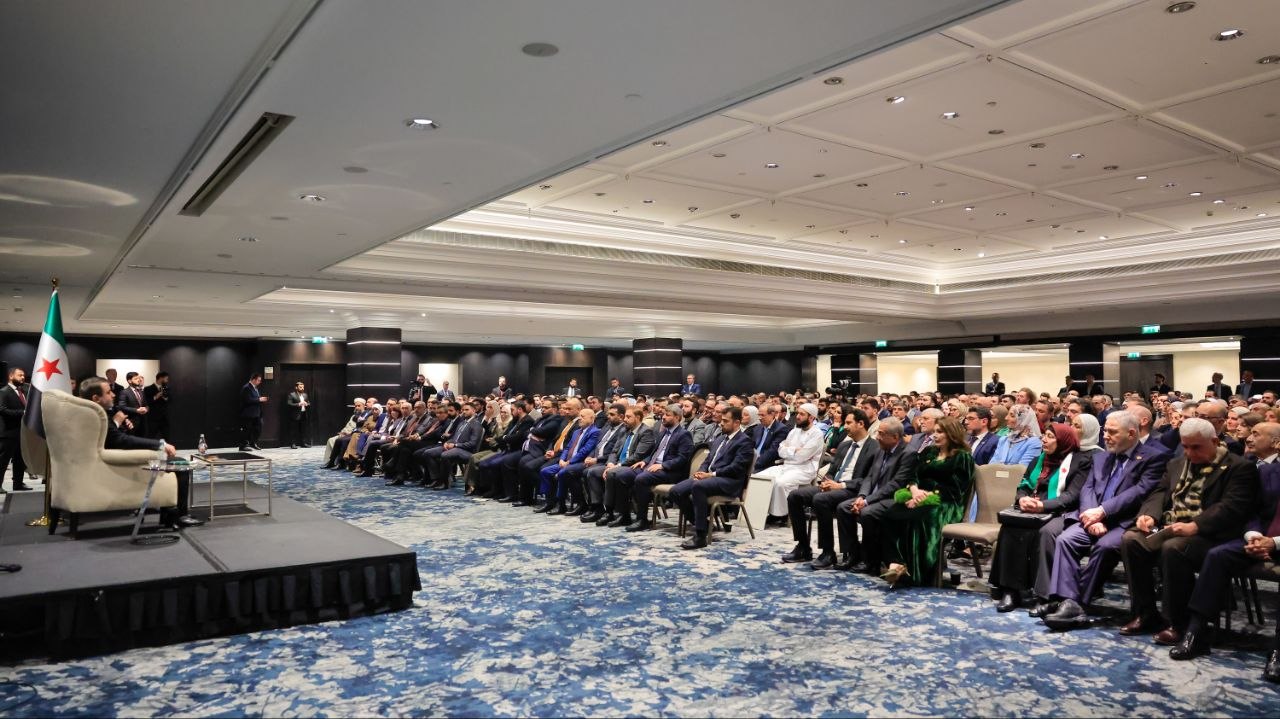 التقى فخامة رئيس الجمهورية العربية السورية ووزير الخارجية والمغتربين، وبحضور عدد من الوزراء والمسؤولين، بمجموعة من أبناء الجالية السورية في لندن 