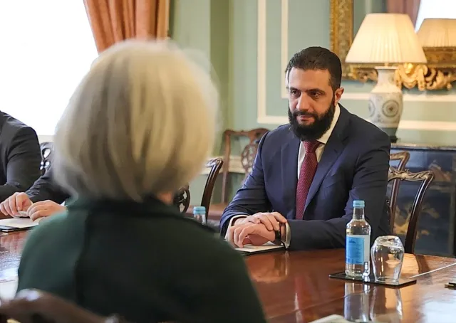 التقى السيد الرئيس أحمد الشرع اليوم وزيرة الداخلية البريطانية شبانة محمود، بحضور وزير الخارجية والمغتربين أسعد الشيباني ورئيس جهاز الاستخبارات العامة حسين السلامة