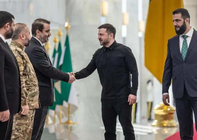 التقى فخامة الرئيس أحمد الشرع، ووزير الخارجية والمغتربين السيد أسعد حسن الشيباني، الرئيس الأوكراني فولوديمير زيلينسكي ووزير الخارجية التركي السيد حقان فيدان، في العاصمة دمشق