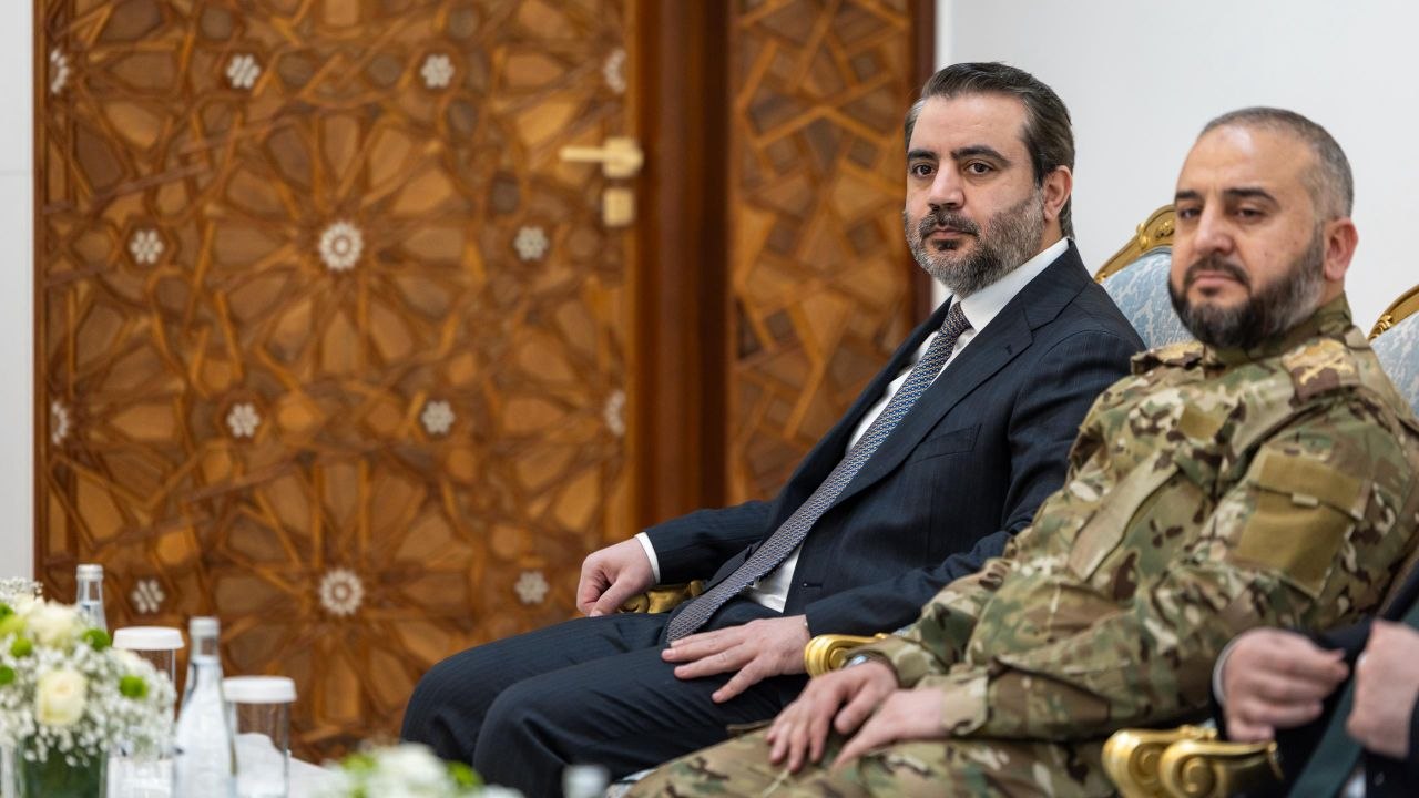 التقى فخامة الرئيس أحمد الشرع، ووزير الخارجية والمغتربين السيد أسعد حسن الشيباني، الرئيس الأوكراني فولوديمير زيلينسكي ووزير الخارجية التركي السيد حقان فيدان، في العاصمة دمشق