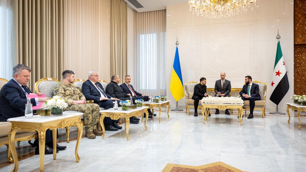التقى فخامة الرئيس أحمد الشرع، ووزير الخارجية والمغتربين السيد أسعد حسن الشيباني، الرئيس الأوكراني فولوديمير زيلينسكي ووزير الخارجية التركي السيد حقان فيدان، في العاصمة دمشق