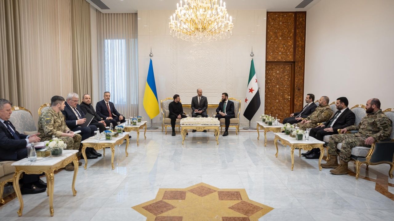 التقى فخامة الرئيس أحمد الشرع، ووزير الخارجية والمغتربين السيد أسعد حسن الشيباني، الرئيس الأوكراني فولوديمير زيلينسكي ووزير الخارجية التركي السيد حقان فيدان، في العاصمة دمشق