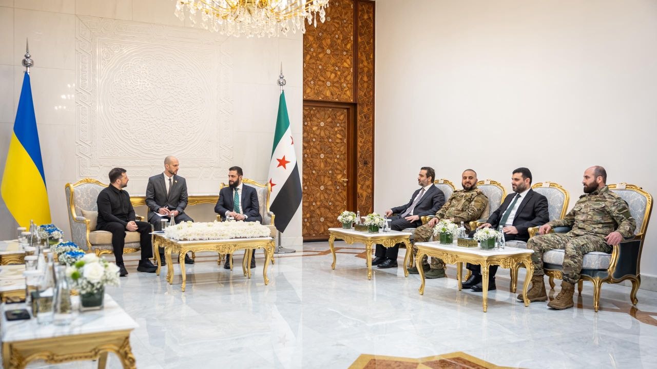 التقى فخامة الرئيس أحمد الشرع، ووزير الخارجية والمغتربين السيد أسعد حسن الشيباني، الرئيس الأوكراني فولوديمير زيلينسكي ووزير الخارجية التركي السيد حقان فيدان، في العاصمة دمشق