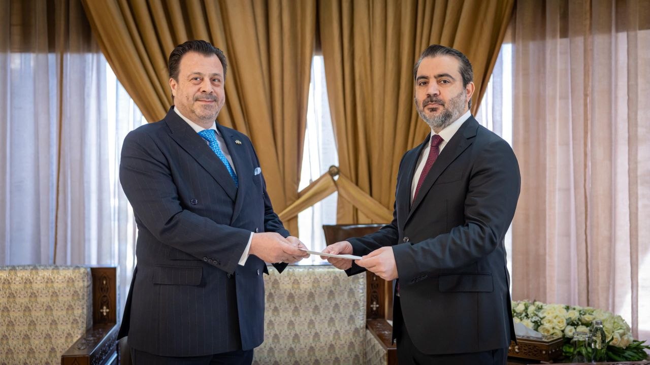 استقبل وزير الخارجية والمغتربين السيد أسعد حسن الشيباني في دمشق سفير اليونان لدى الجمهورية العربية السورية، السيد إيمانويل كاكافيلاكيس