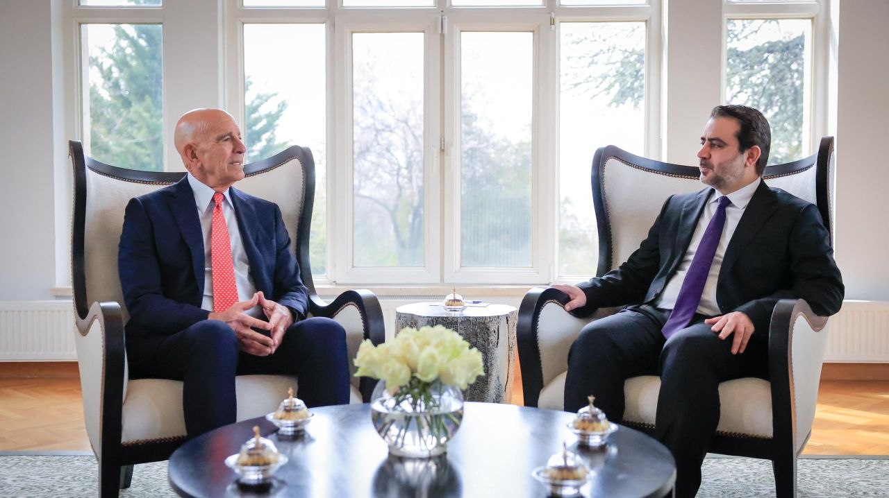 التقى وزير الخارجية والمغتربين السيد أسعد حسن الشيباني في أنقرة المبعوث الأمريكي الخاص إلى سوريا السيد توماس باراك