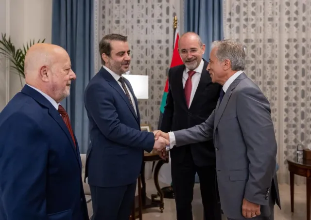 التقى وزير الخارجية والمغتربين السيد أسعد حسن الشيباني والوفد الوزاري للجمهورية العربية السورية، برئيس مجلس الوزراء الأردني السيد جعفر حسان