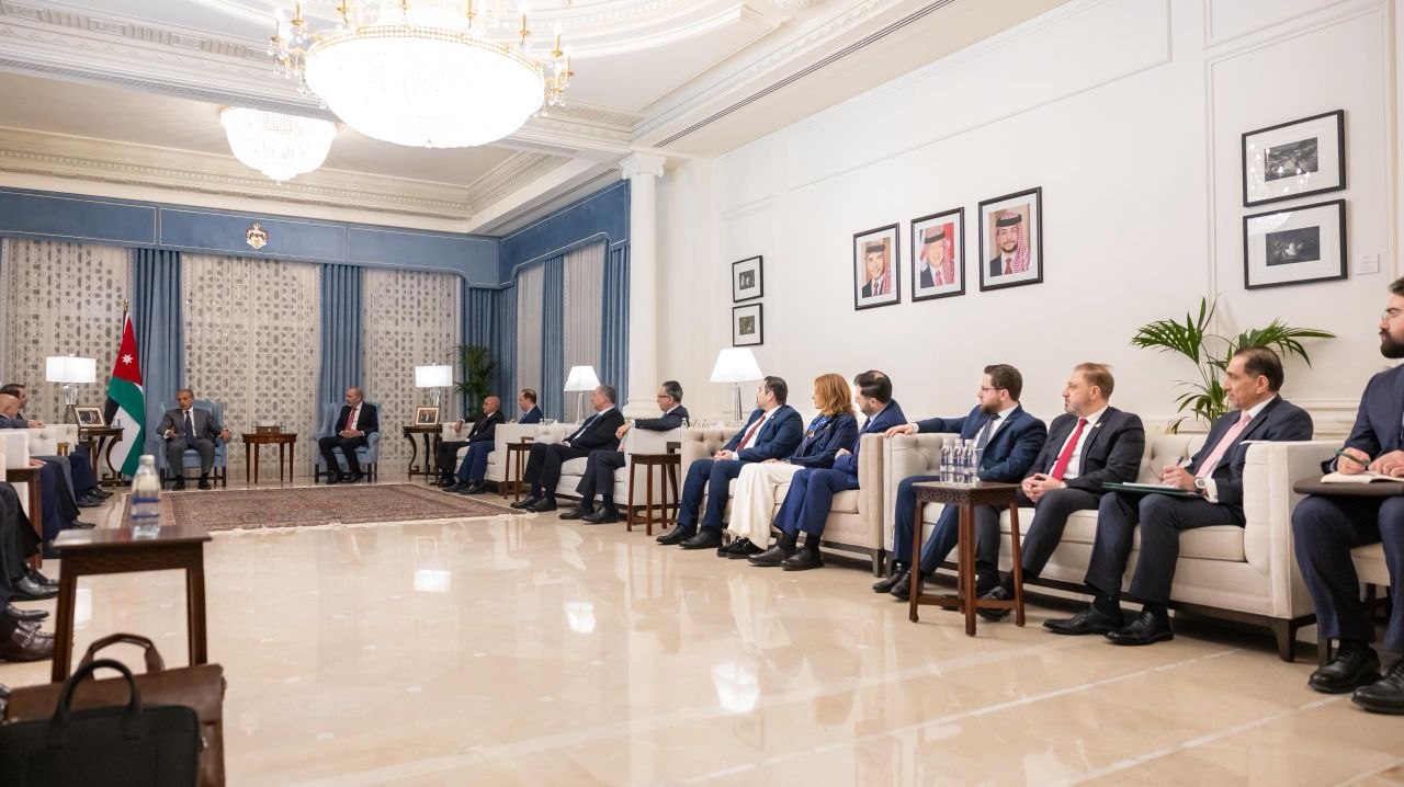 التقى وزير الخارجية والمغتربين السيد أسعد حسن الشيباني والوفد الوزاري للجمهورية العربية السورية، برئيس مجلس الوزراء الأردني السيد جعفر حسان