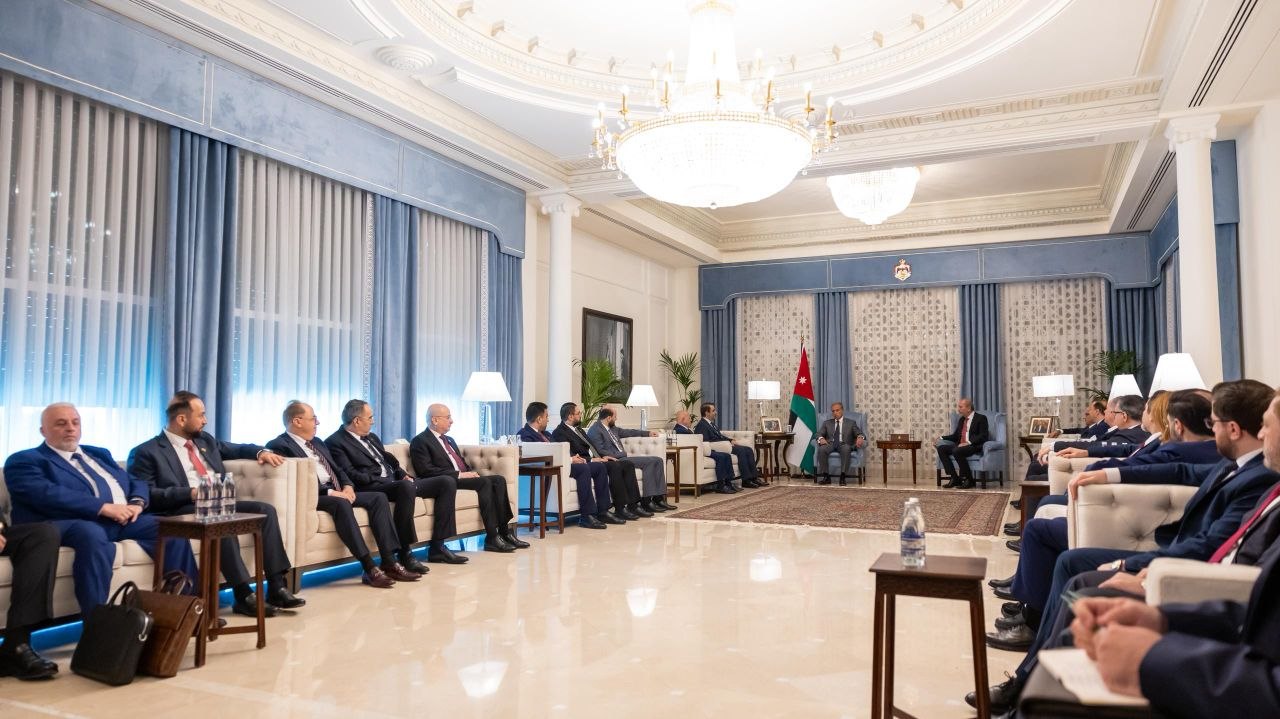 التقى وزير الخارجية والمغتربين السيد أسعد حسن الشيباني والوفد الوزاري للجمهورية العربية السورية، برئيس مجلس الوزراء الأردني السيد جعفر حسان