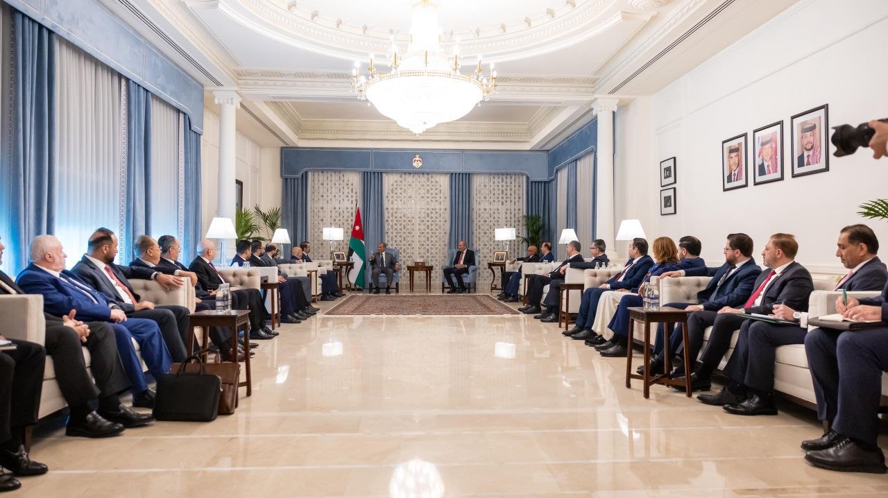 التقى وزير الخارجية والمغتربين السيد أسعد حسن الشيباني والوفد الوزاري للجمهورية العربية السورية، برئيس مجلس الوزراء الأردني السيد جعفر حسان