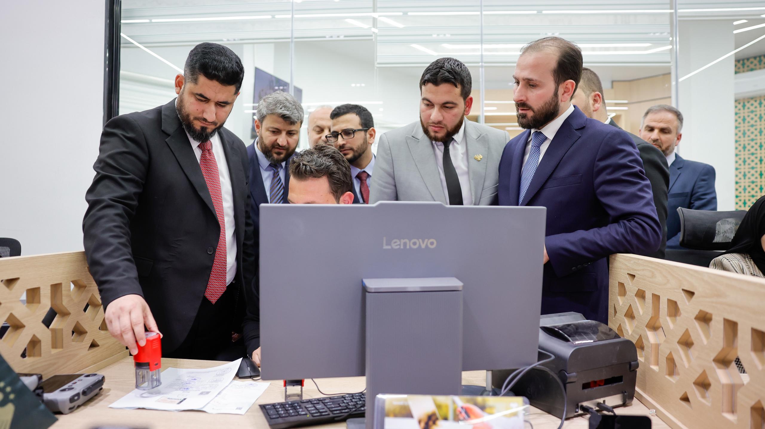 بحضور محافظ إدلب السيد محمد عبد الرحمن ومدير الإدارة القنصلية في وزارة الخارجية والمغتربين السيد محمد العمر تم اليوم افتتاح المكتب القنصلي في مدينة إدلب