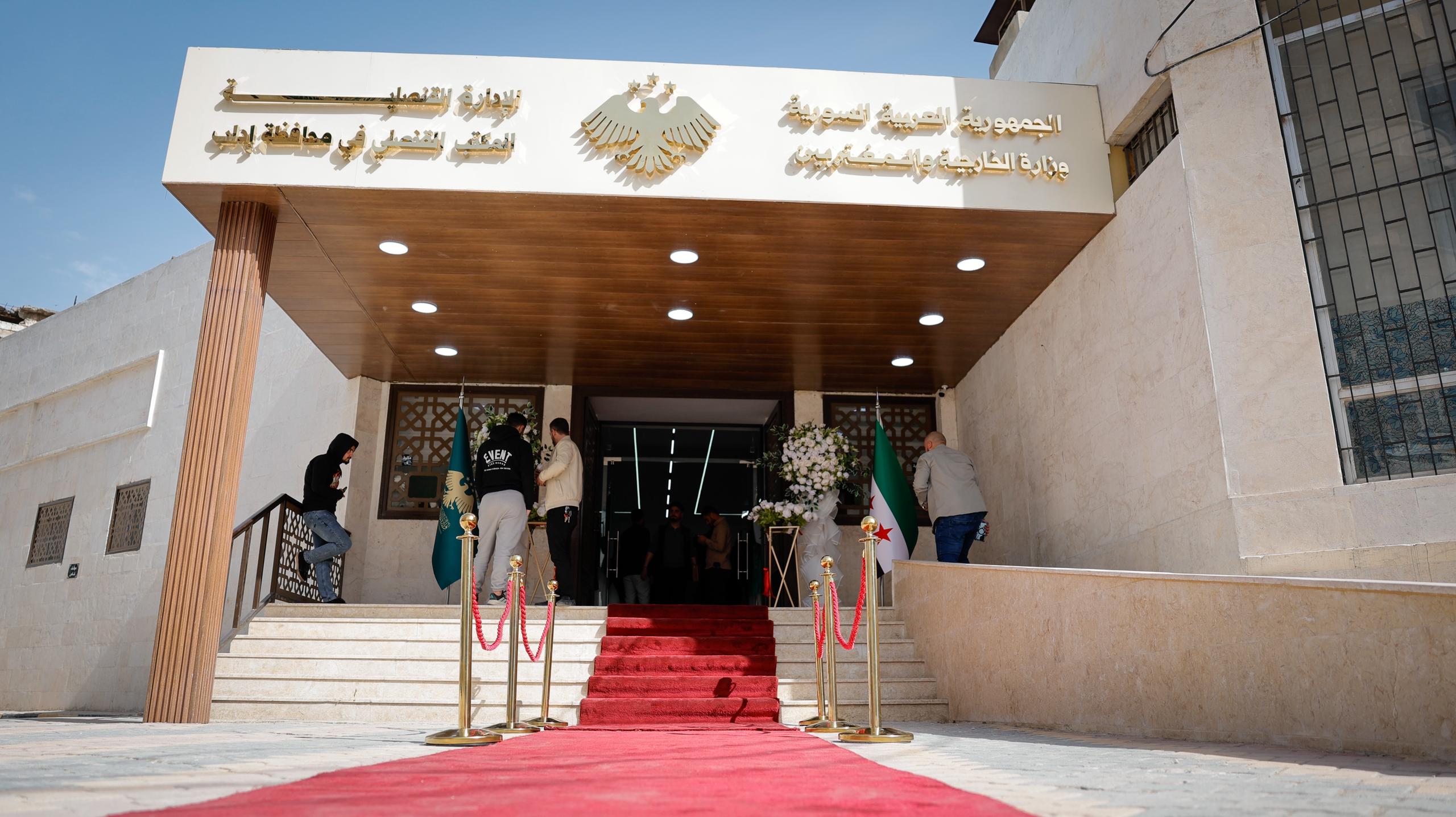 بحضور محافظ إدلب السيد محمد عبد الرحمن ومدير الإدارة القنصلية في وزارة الخارجية والمغتربين السيد محمد العمر تم اليوم افتتاح المكتب القنصلي في مدينة إدلب