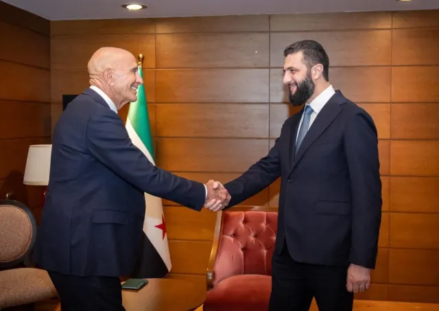 فخامة رئيس الجمهورية العربية السورية السيد أحمد الشرع يرافقه وزير الخارجية والمغتربين السيد أسعد حسن الشيباني ورئيس جهاز الاستخبارات العامة السيد حسين السلامة يلتقي المبعوث الأمريكي الخاص إلى سوريا السيد توماس باراك