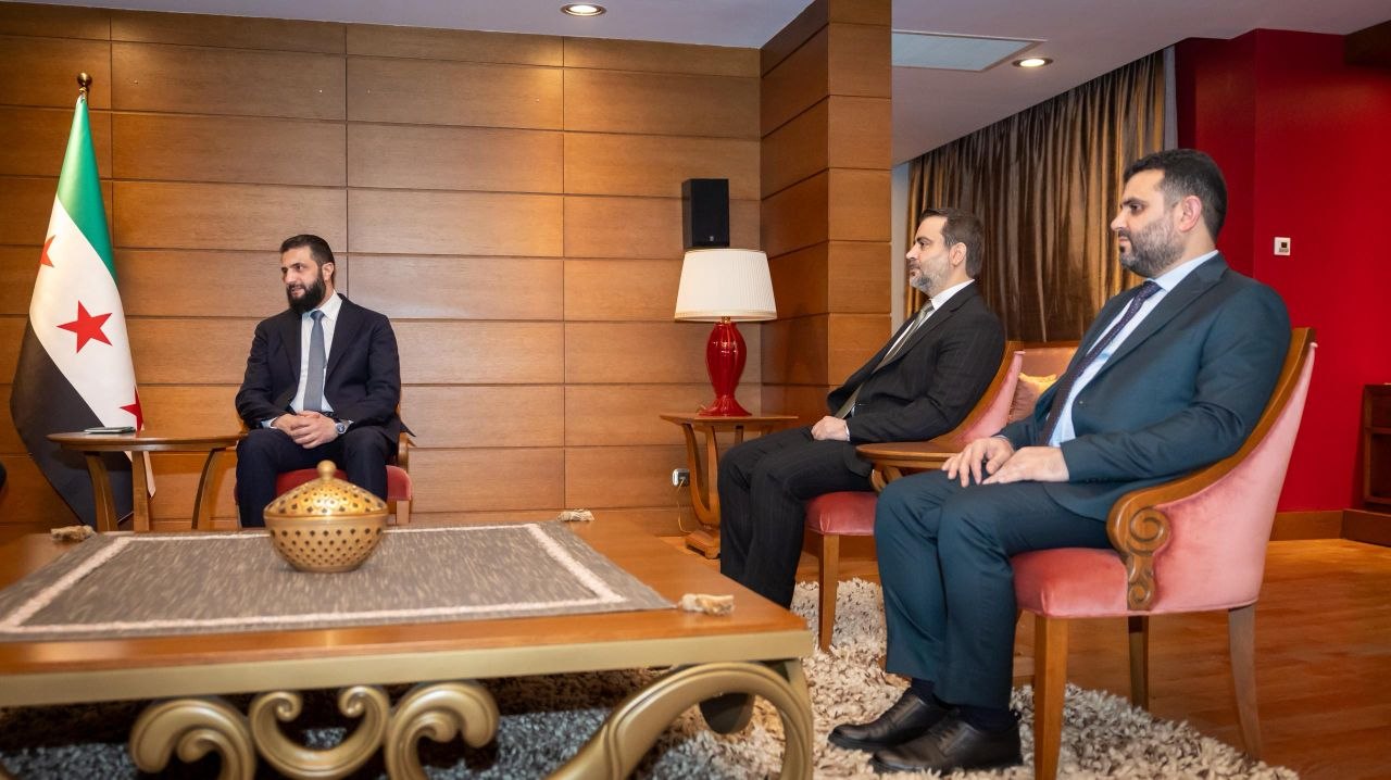 فخامة رئيس الجمهورية العربية السورية السيد أحمد الشرع يرافقه وزير الخارجية والمغتربين السيد أسعد حسن الشيباني ورئيس جهاز الاستخبارات العامة السيد حسين السلامة يلتقي المبعوث الأمريكي الخاص إلى سوريا السيد توماس باراك