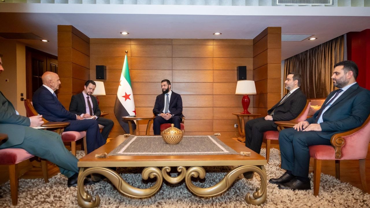 فخامة رئيس الجمهورية العربية السورية السيد أحمد الشرع يرافقه وزير الخارجية والمغتربين السيد أسعد حسن الشيباني ورئيس جهاز الاستخبارات العامة السيد حسين السلامة يلتقي المبعوث الأمريكي الخاص إلى سوريا السيد توماس باراك