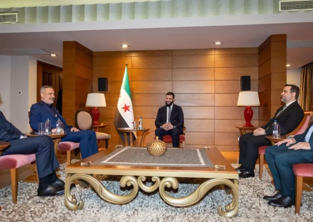 التقى فخامة رئيس الجمهورية العربية السورية السيد أحمد الشرع برفقة وزير الخارجية والمغتربين السيد أسعد حسن الشيباني ورئيس جهاز الاستخبارات السيد حسين السلامة، بوزير الخارجية التركي السيد هاكان فيدان، ورئيس الاستخبارات التركية السيد إبراهيم قالن