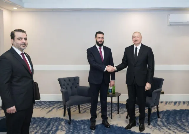 فخامة رئيس الجمهورية العربية السورية السيد أحمد الشرع ووزير الخارجية والمغتربين السيد أسعد حسن الشيباني ورئيس جهاز الاستخبارات السيد حسين السلامة، يلتقون رئيس جمهورية أذربيجان السيد إلهام علييف