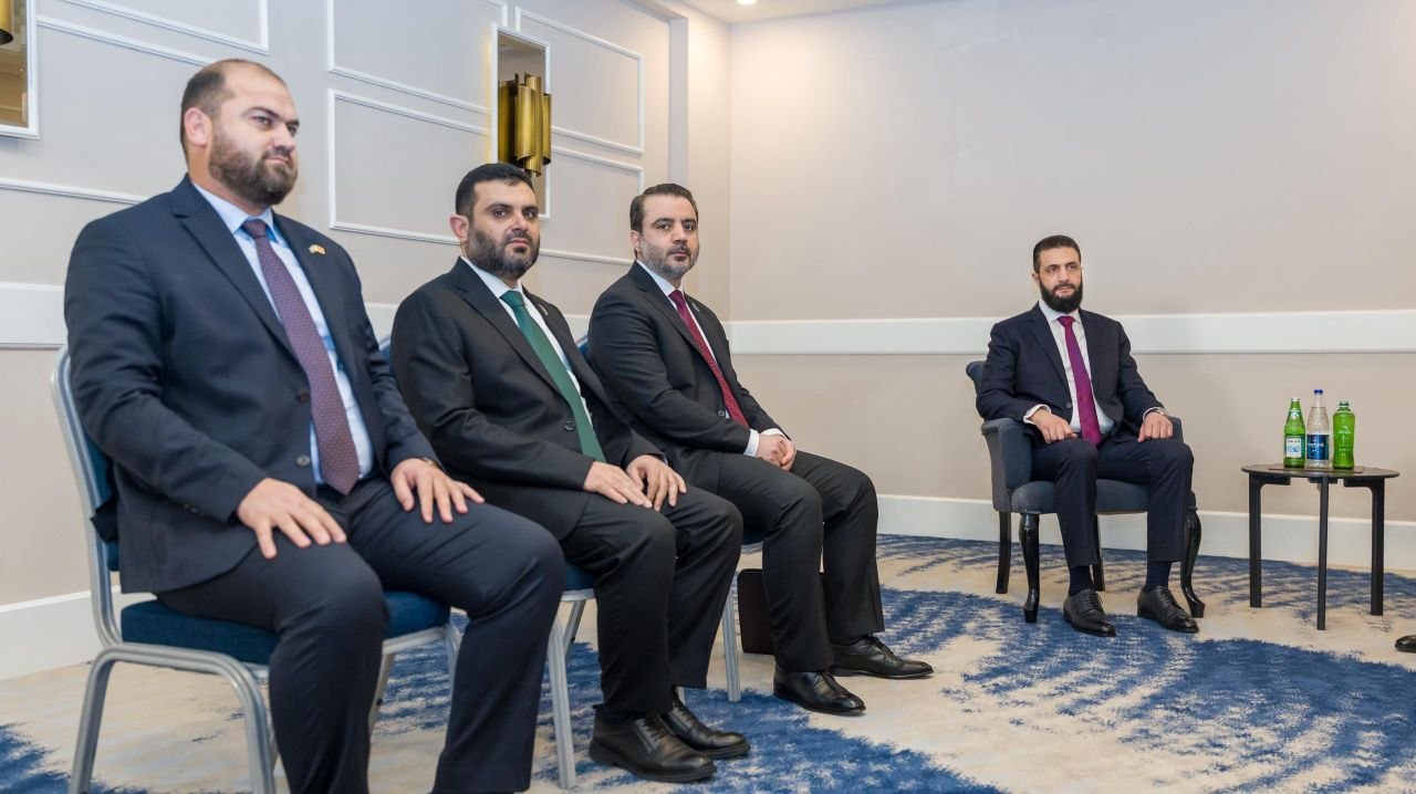 فخامة رئيس الجمهورية العربية السورية السيد أحمد الشرع ووزير الخارجية والمغتربين السيد أسعد حسن الشيباني ورئيس جهاز الاستخبارات السيد حسين السلامة، يلتقون رئيس جمهورية أذربيجان السيد إلهام علييف