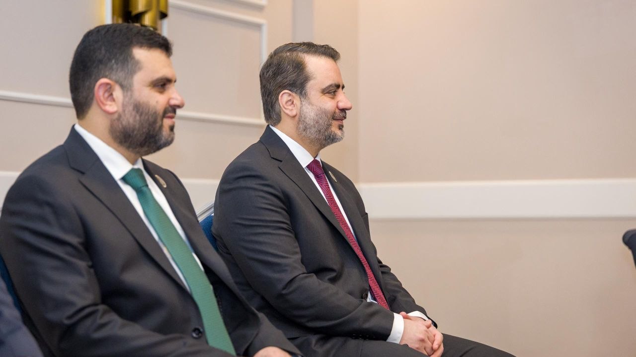 فخامة رئيس الجمهورية العربية السورية السيد أحمد الشرع ووزير الخارجية والمغتربين السيد أسعد حسن الشيباني ورئيس جهاز الاستخبارات السيد حسين السلامة، يلتقون رئيس جمهورية أذربيجان السيد إلهام علييف